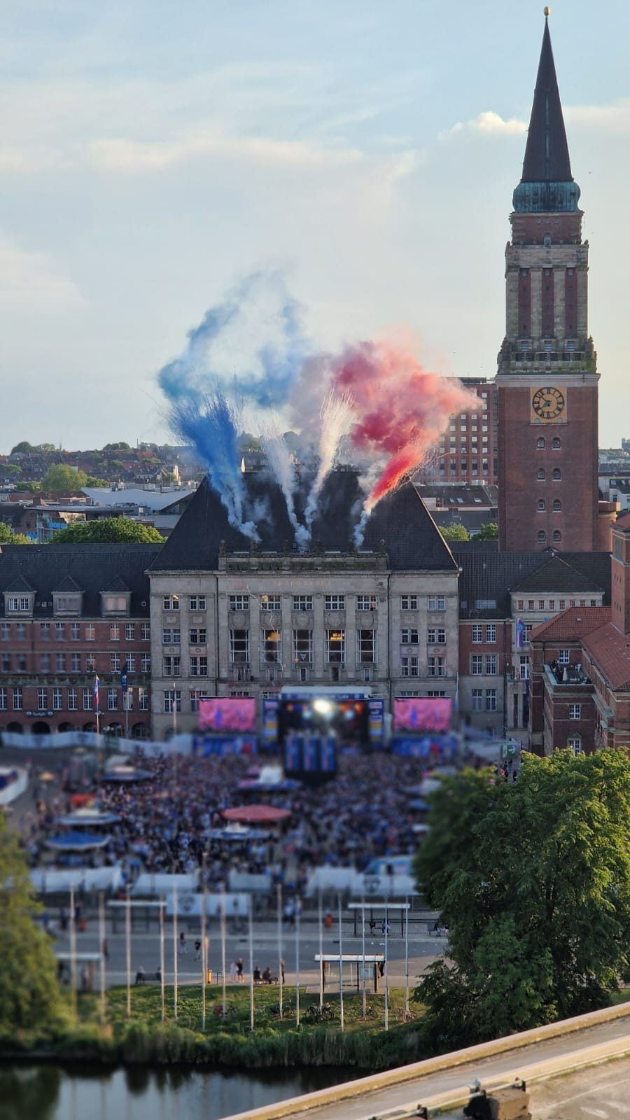 Roter und weißer Rauch über dem Kieler Rathaus