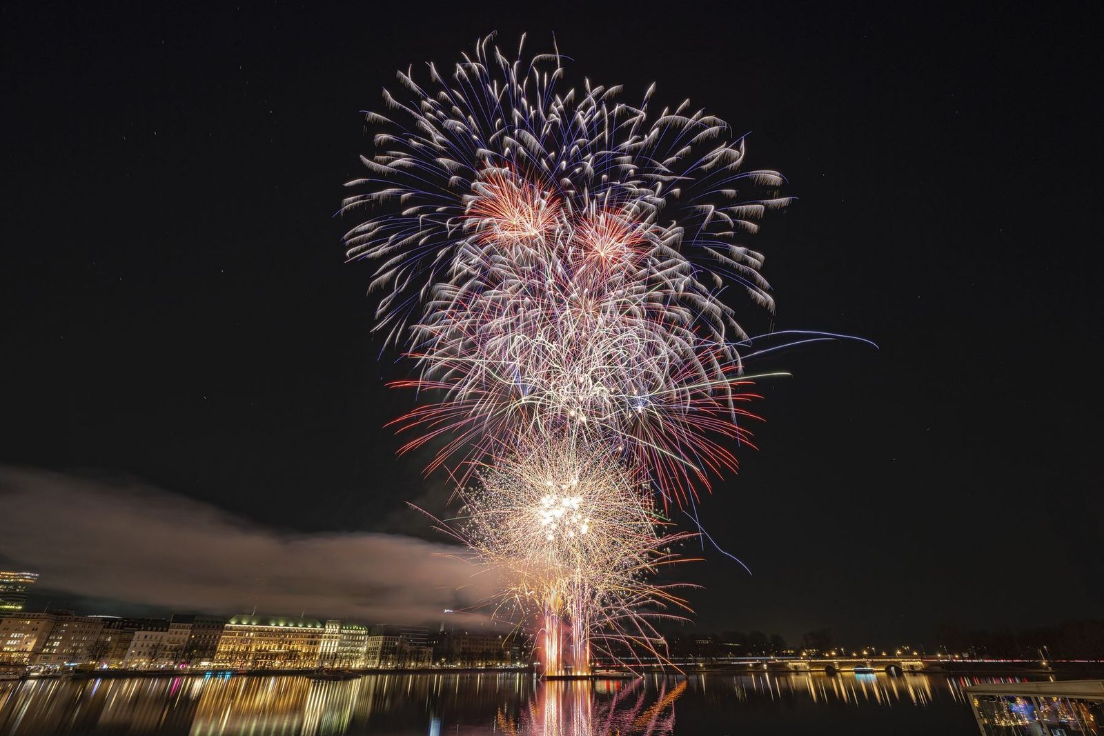 Feuerwerk über der Hamburger Binnenalster