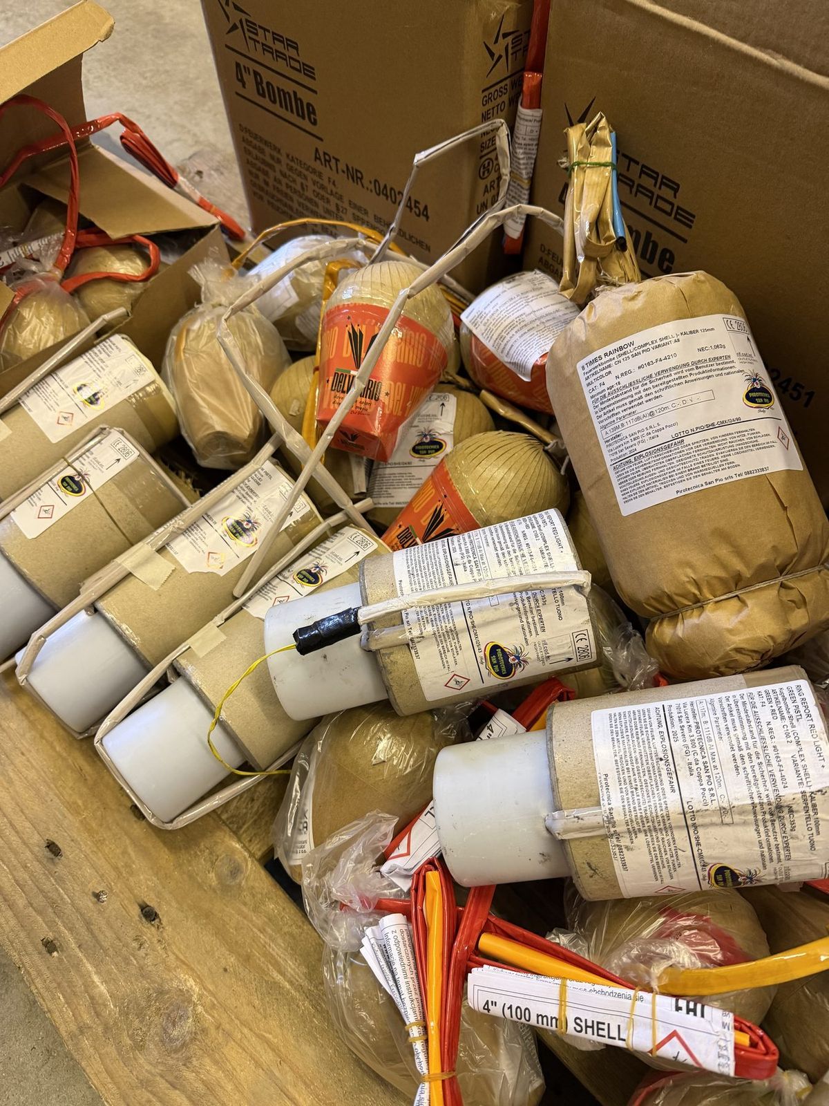 Kugelbomben vor dem Laden