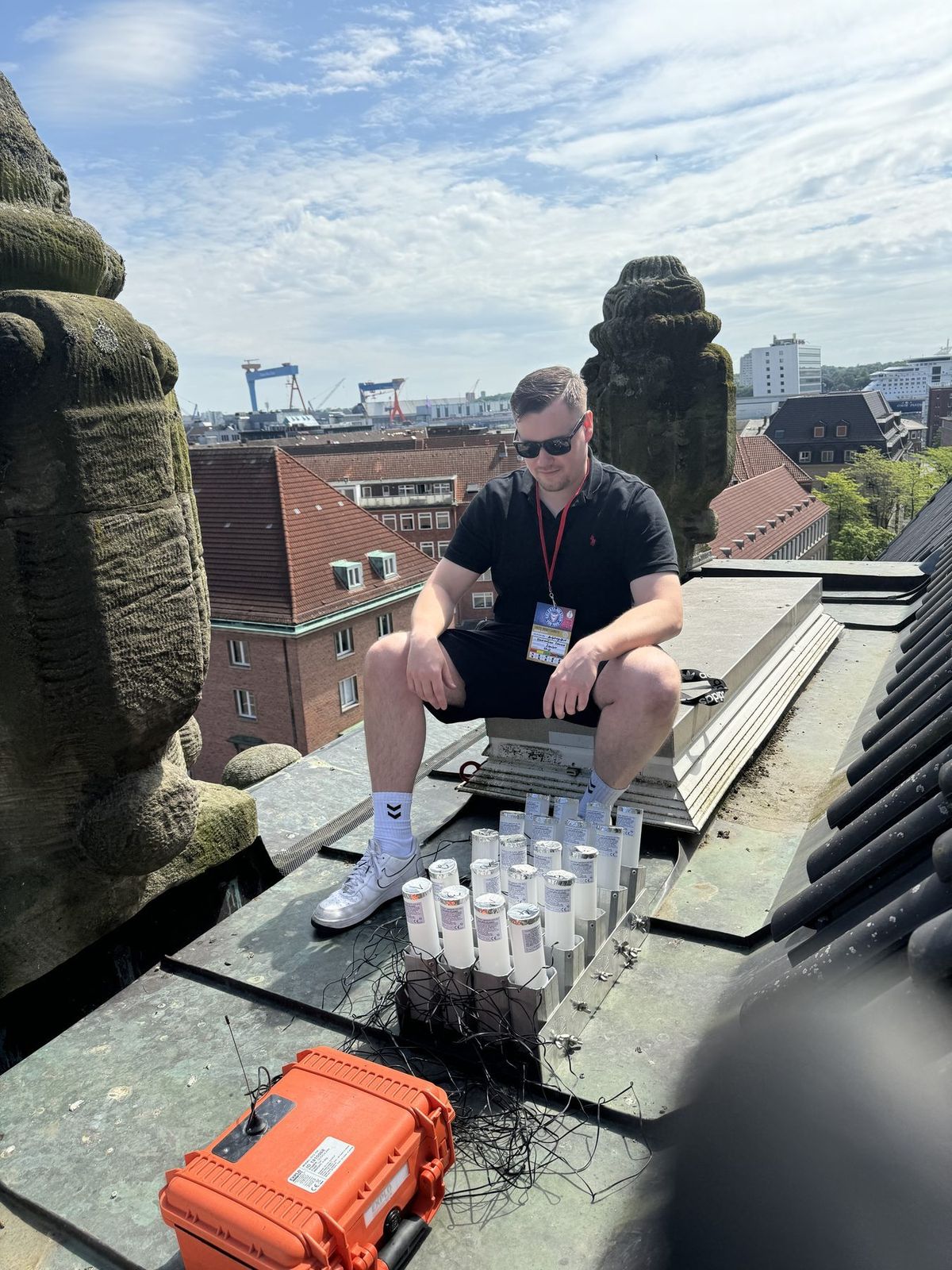 Vorbereitung der Pyrotechnik auf dem Dach