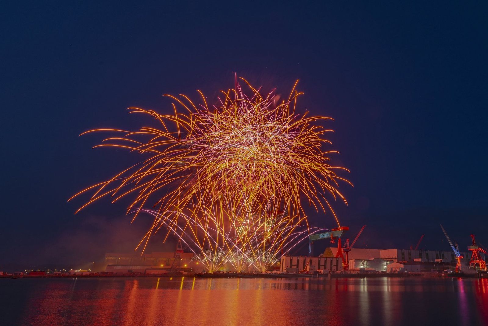 Pyro- und Lichtshow über dem TKMS-Werftgelände in Kiel
