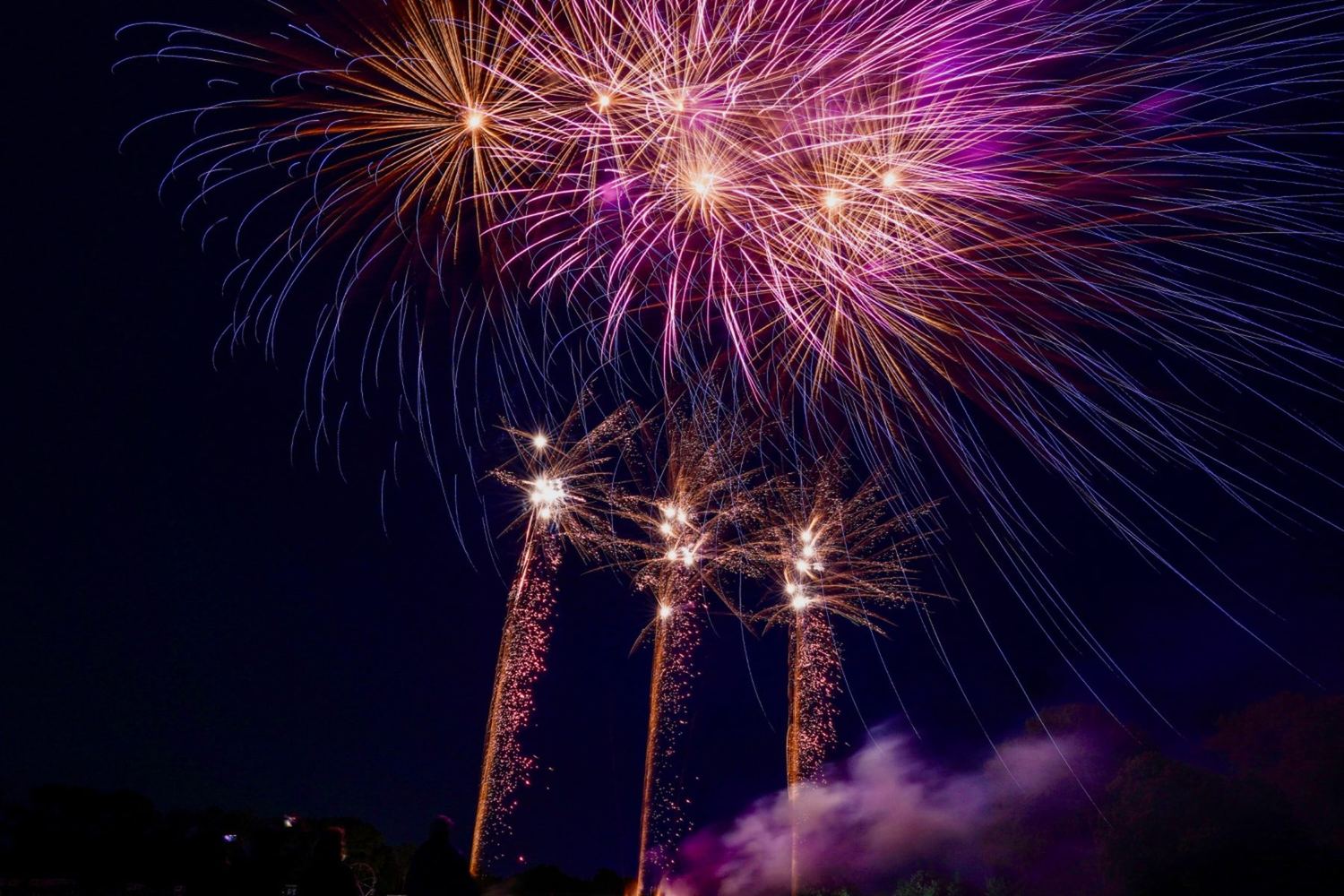Feuerwerk im kleineren Rahmen über einer privaten Feier