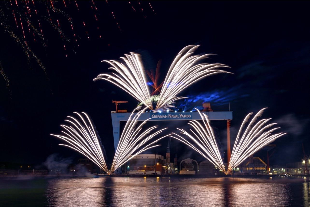 Musikfeuerwerk über dem Hafen