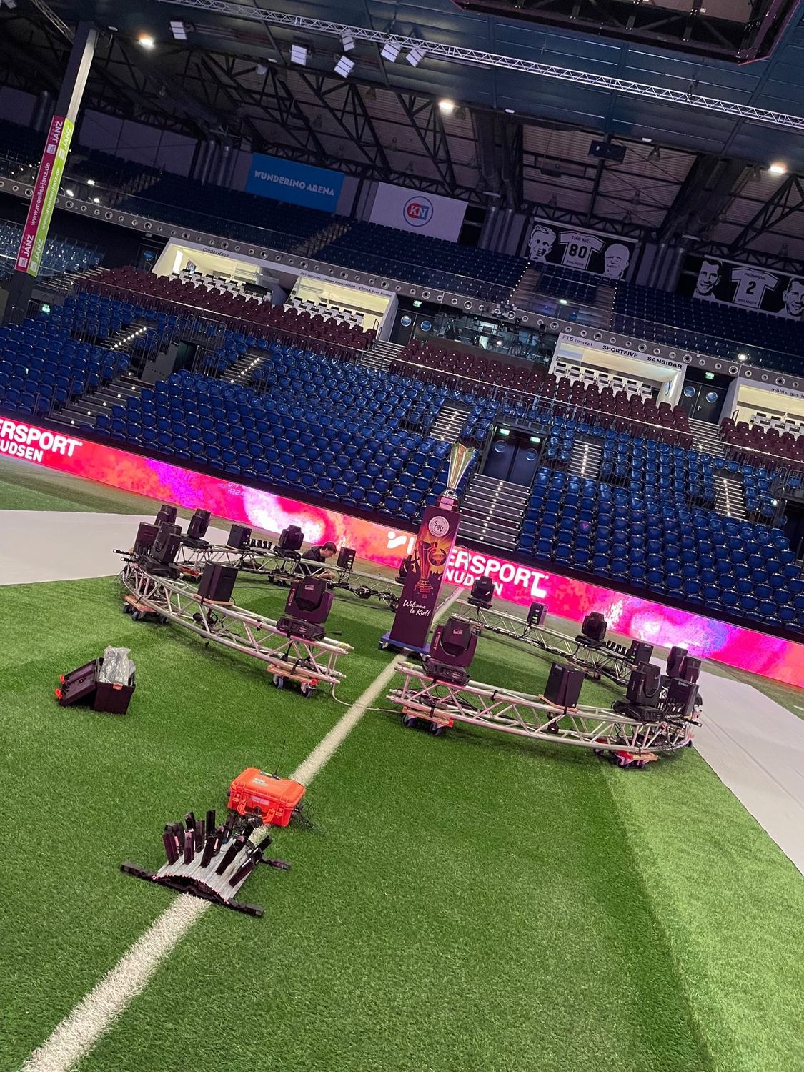Bühnenfontänen beim Indoor-Fußball in der Halle