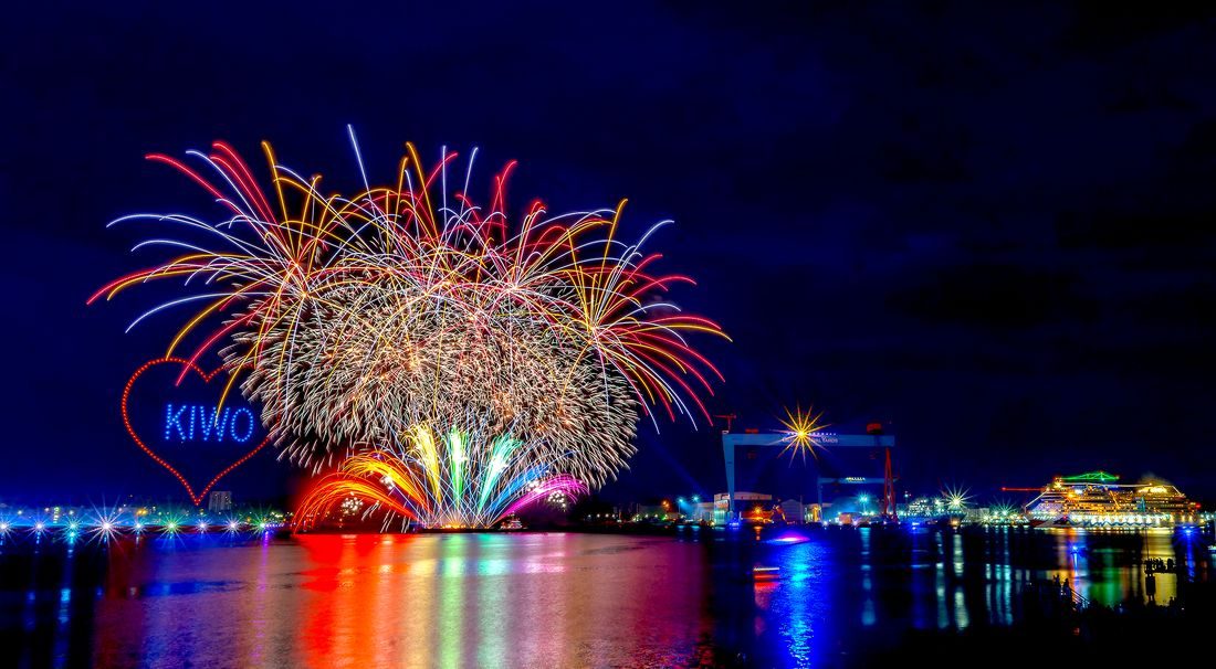 Großfeuerwerk über der Kieler Förde