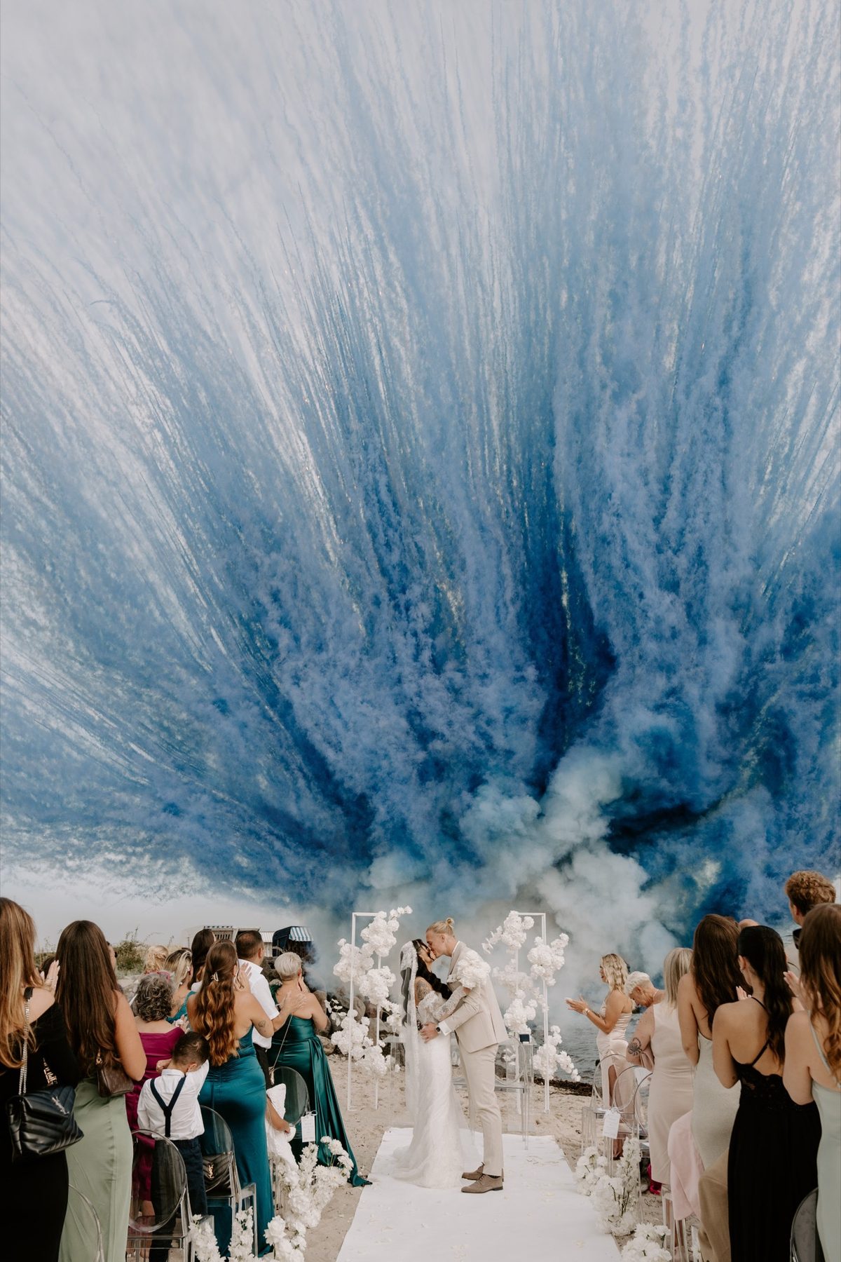 Einfarbig blaue Rauchwand am Strand