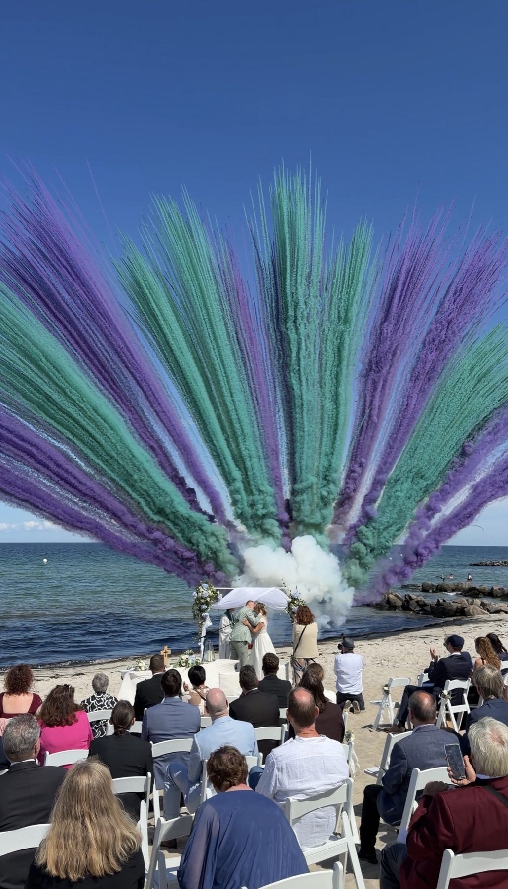 Dual-Color-Wand in Grün und Lila am Strand