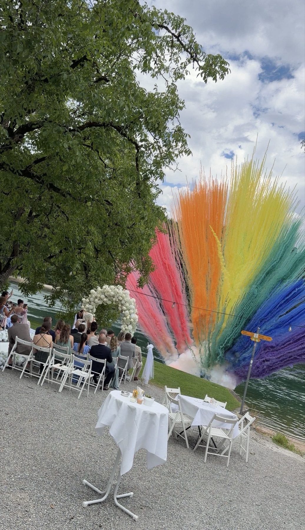 Regenbogenwand am See